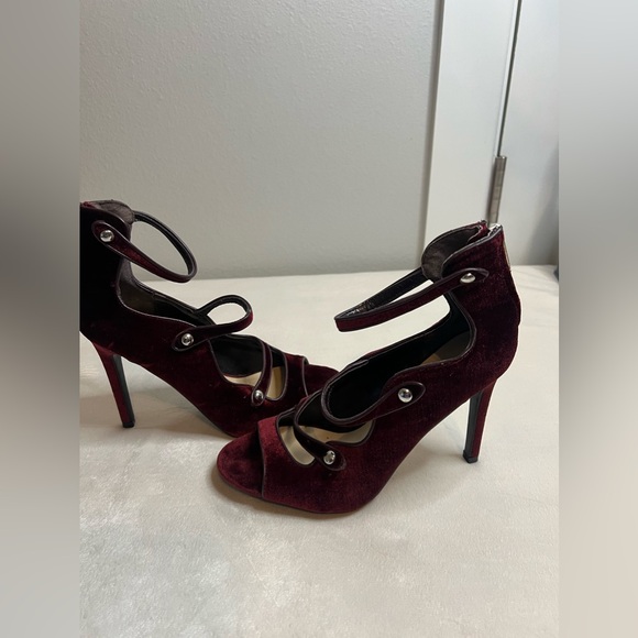 Guess Deep Red Velvet Strappy Stilletos Size 8M - Picture 2 of 15